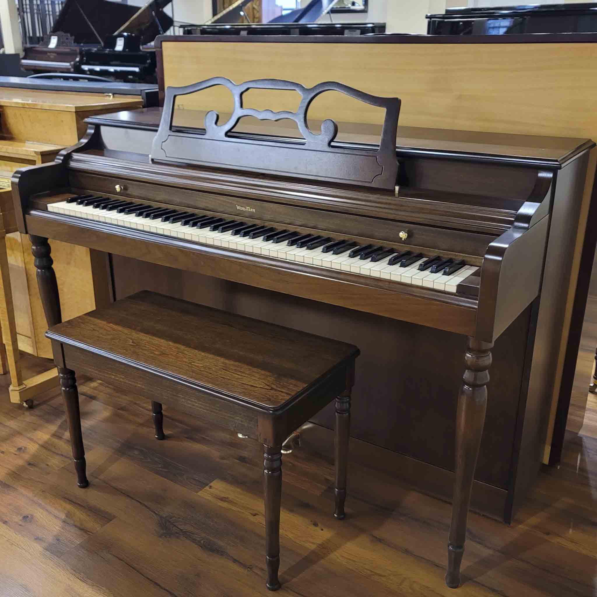 Spinet Model 1982 Wurlitzer P-137 37