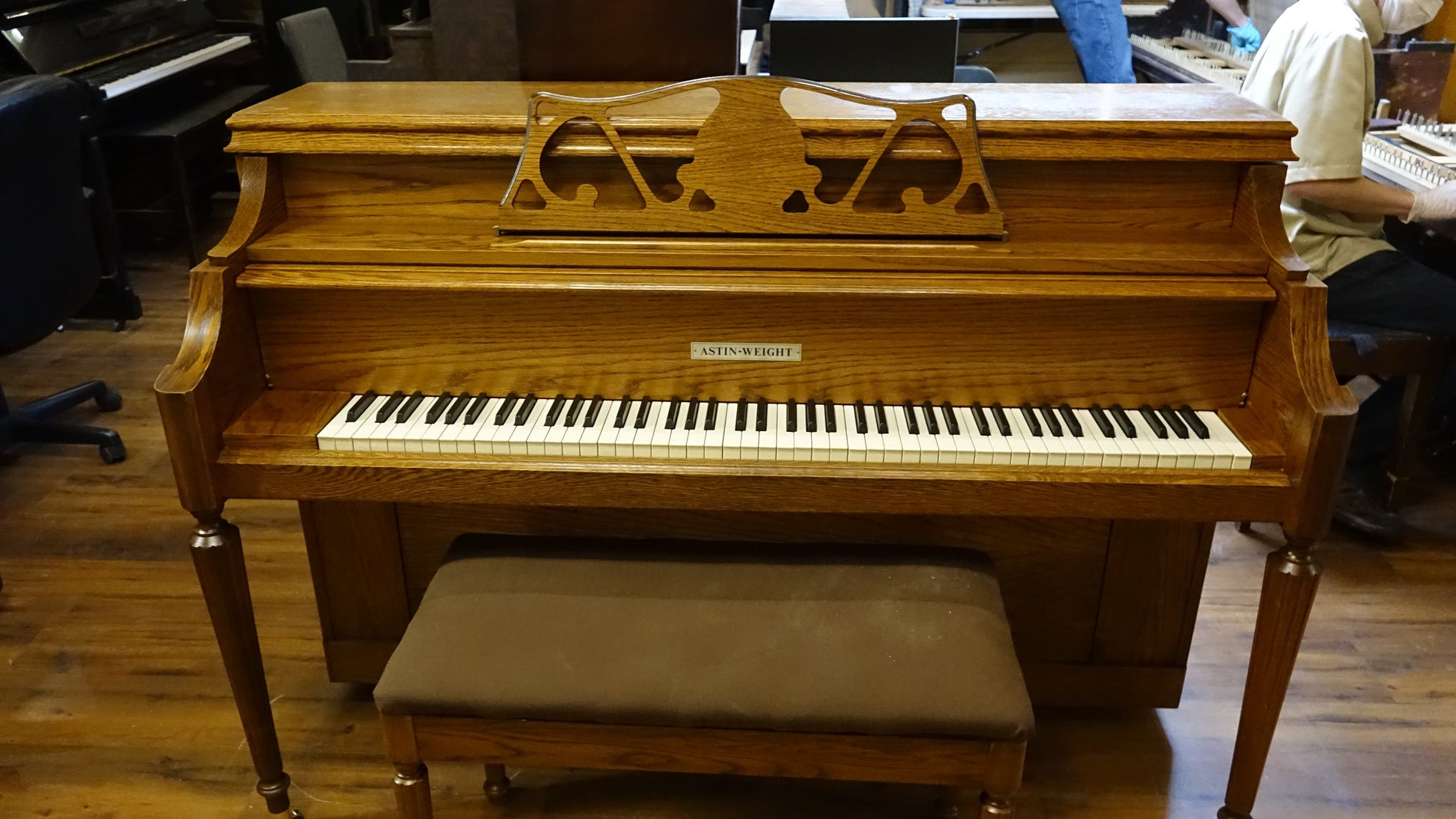 Image 3 of 1980 Astin Weight Console 42" / Walnut