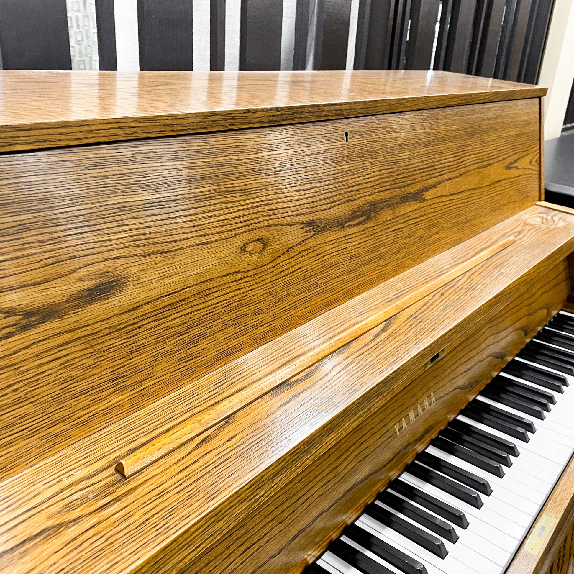 Image 3 of 1991 Upright Yamaha Oak P202