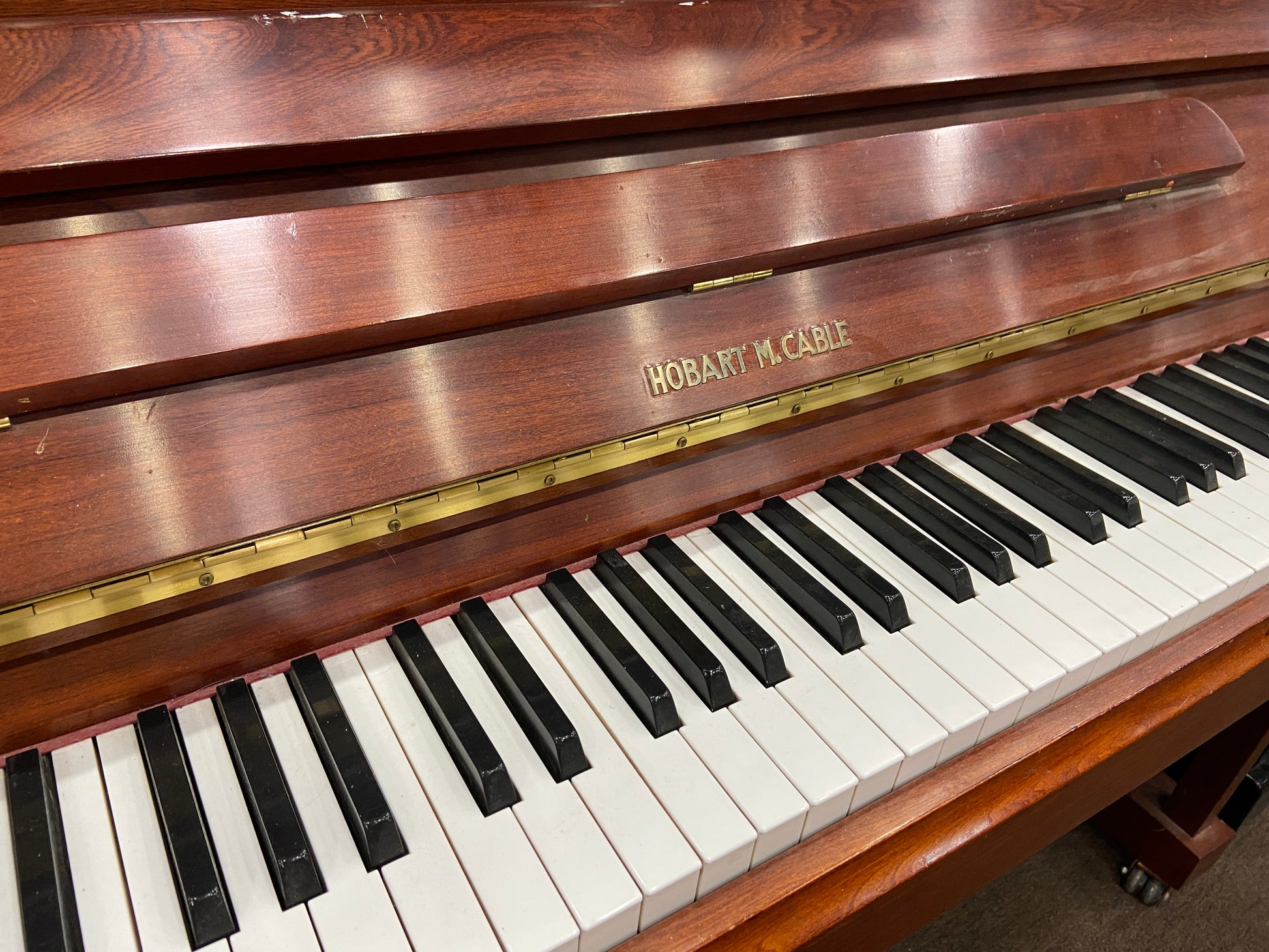 Image 14 of Circa 1990 Hobart M Cable Upright / Polished Mahogany 47" / (GL1439)