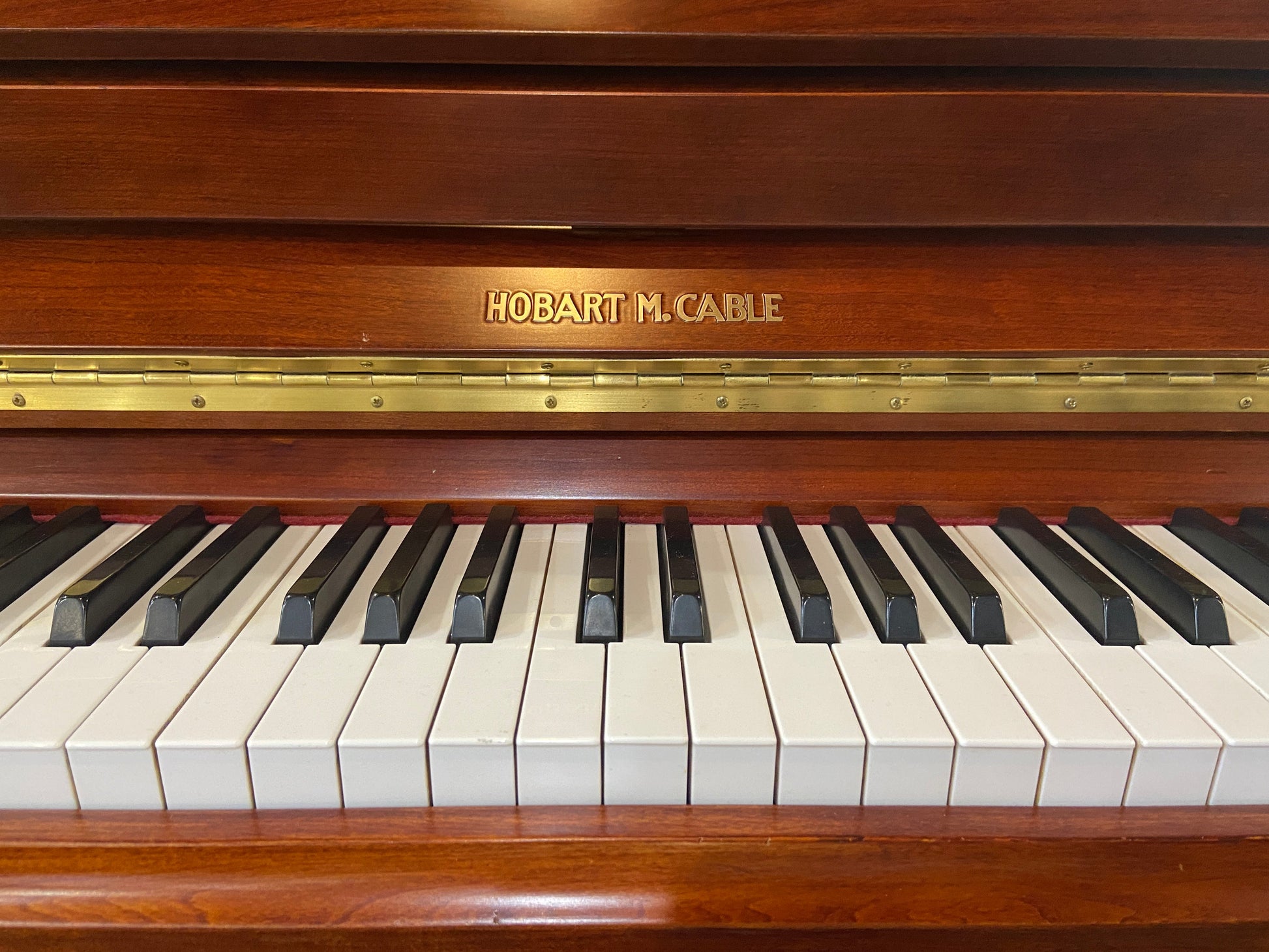 Image 8 of Circa 1990 Hobart M Cable Upright / Polished Mahogany 47" / (GL1439)