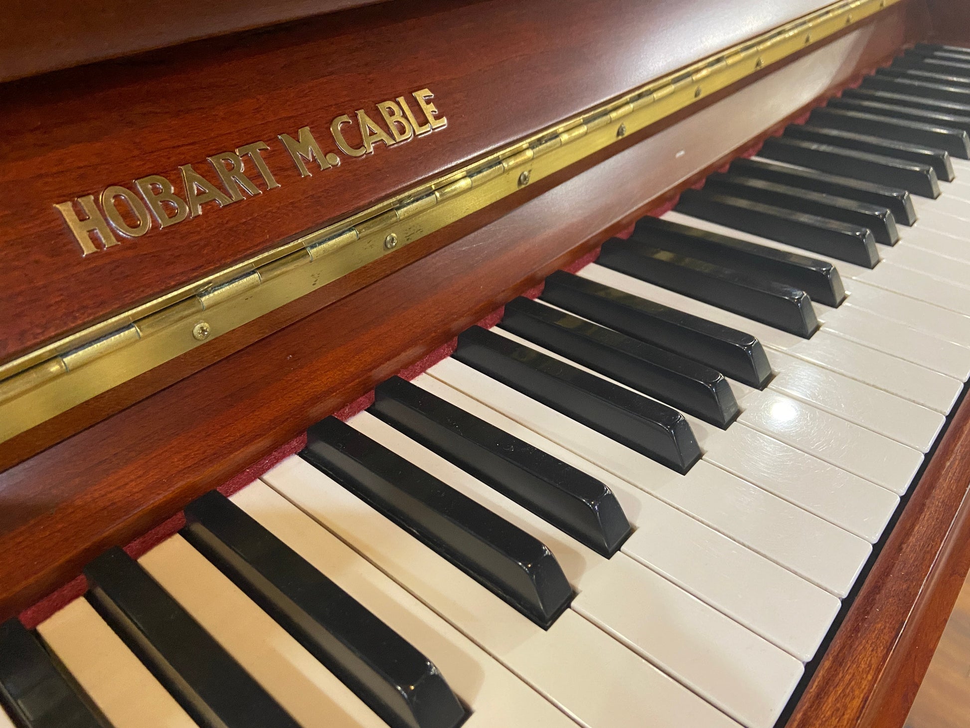 Image 12 of Circa 1990 Hobart M Cable Upright / Polished Mahogany 47" / (GL1439)